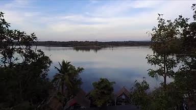 泰国湖面湖水航拍清澈见底蓝天白云视频的预览图
